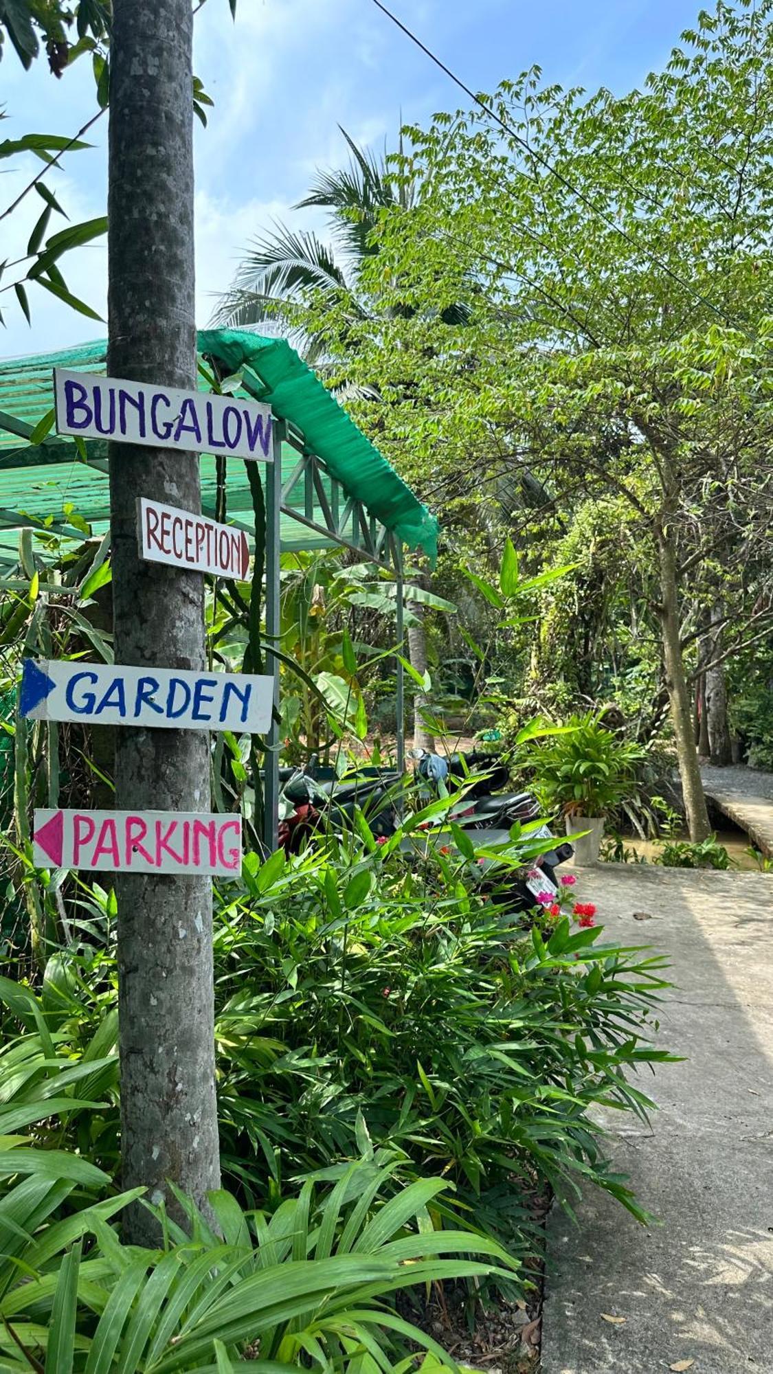 Hide Away Bungalows In Ben Tre City Bagian luar foto